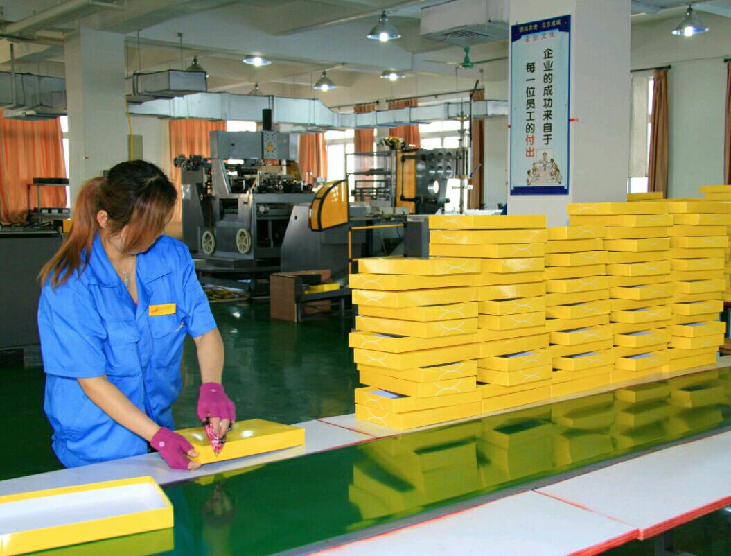 廠內設備齊全，承接印刷品與PVC包裝一站式服務
